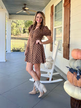 Load image into Gallery viewer, Short sleeve polka dot zip up dress - Brown
