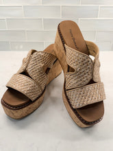 Load image into Gallery viewer, FLYNN WEDGE SANDAL - NATURAL
